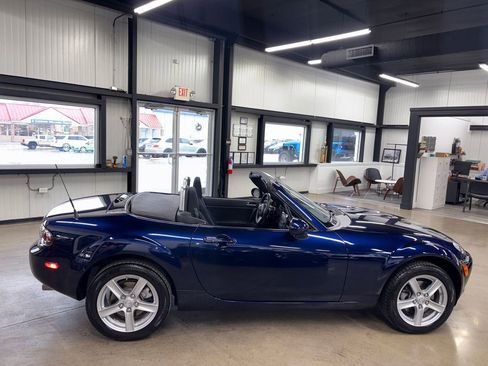 Used 2008 MAZDA MX-5 Miata Sport image 17