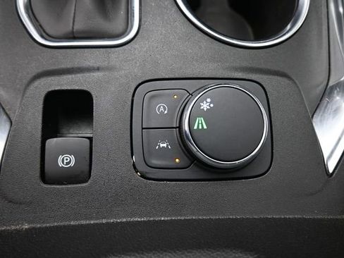 Used 2022 Chevrolet Traverse LT image 9