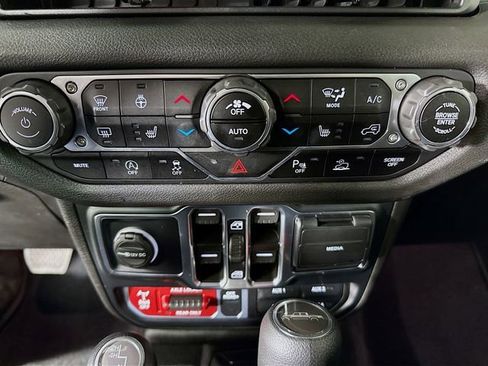 Used 2024 Jeep Gladiator Sport AWD/4WD image 15