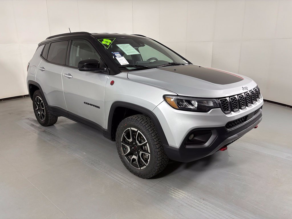 Used 2025 Jeep Compass Trailhawk AWD/4WD image 2