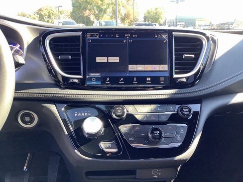 New 2026 Chrysler Pacifica Select image 17