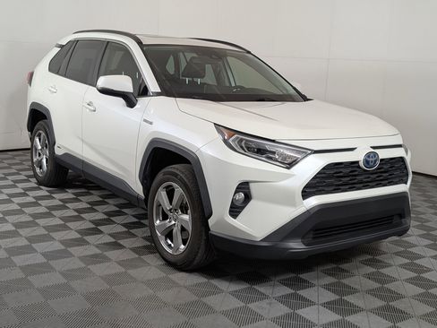Used 2021 Toyota RAV4 XLE Premium image 8