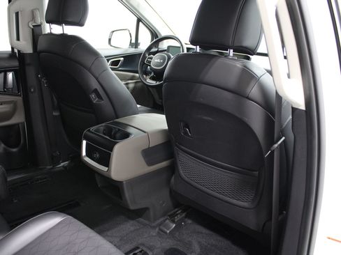 Used 2025 Kia Carnival FWD image 23