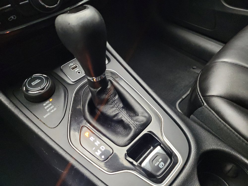 Used 2019 Jeep Cherokee Latitude Plus AWD/4WD image 26