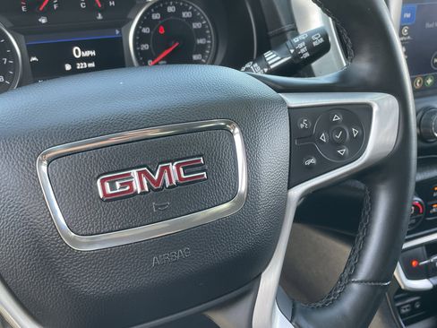 Used 2024 GMC Terrain SLT image 24