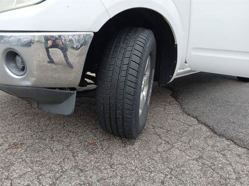 Used 2011 Nissan Frontier SV image 19