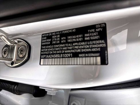 Used 2025 Porsche Macan AWD/4WD image 35