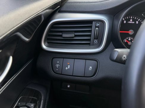 Used 2019 Kia Sorento AWD V6 w/ LX V6 Convenience Package image 35