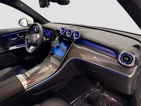 Used 2025 Mercedes-Benz GLC 300 4MATIC image 31