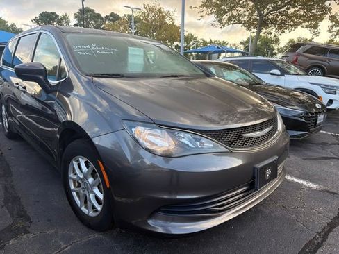 Used 2017 Chrysler Pacifica Touring FWD image 1
