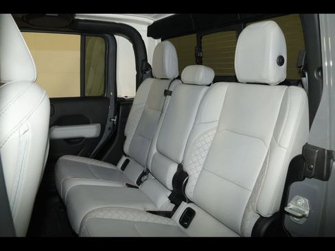 Used 2023 Jeep Gladiator Overland AWD/4WD image 24