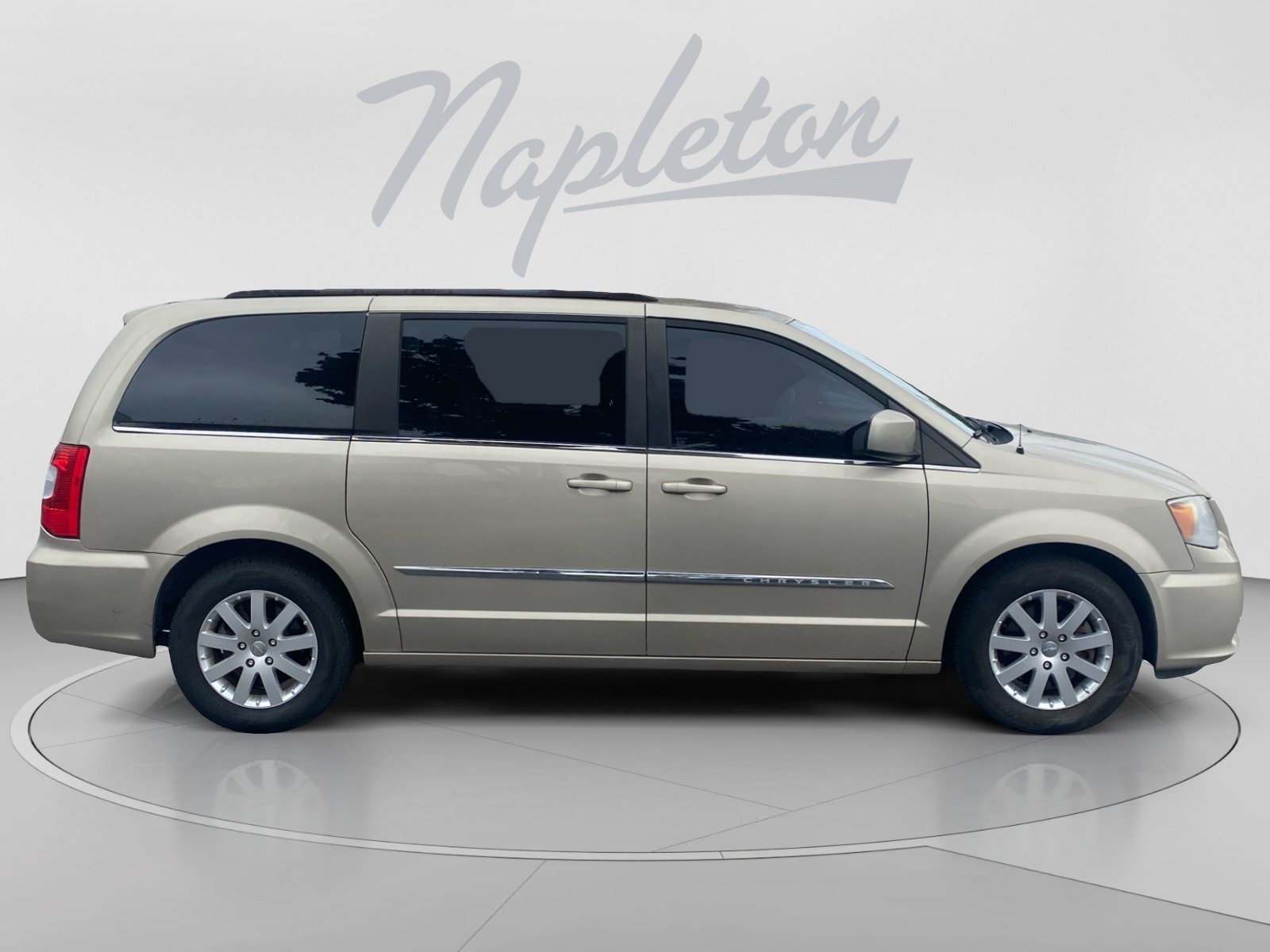 Used 2016 Chrysler Town & Country Touring FWD image 7