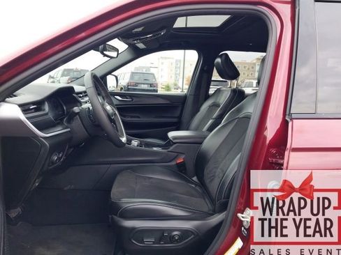 Used 2024 Jeep Grand Cherokee L Altitude image 3