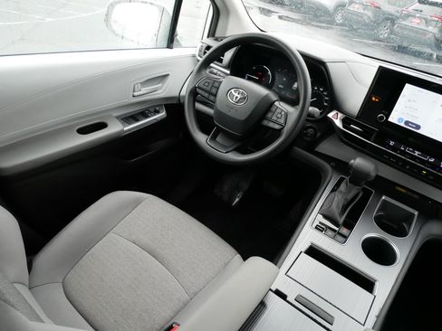 Certified 2025 Toyota Sienna LE FWD image 9
