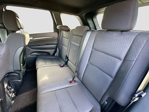 Used 2018 Jeep Grand Cherokee Laredo image 30