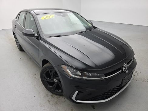 Used 2025 Volkswagen Jetta SE w/ Sunroof Package FWD image 3