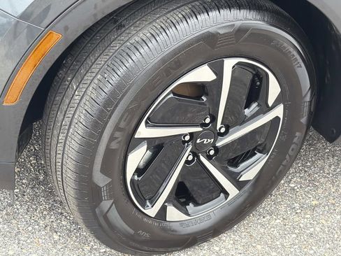 Used 2025 Kia Sportage LX image 9