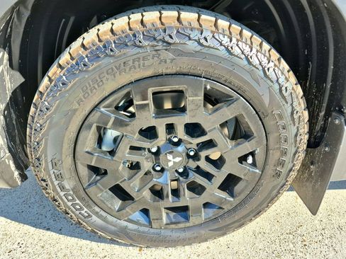 New 2025 Mitsubishi Outlander SE image 9