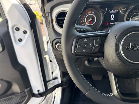 Used 2025 Jeep Wrangler Sport image 19