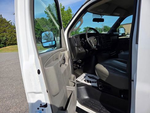 Used 2016 Chevrolet Express 3500 RWD image 11
