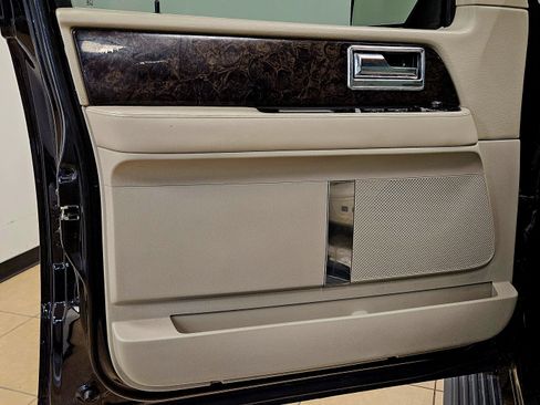 Used 2016 Lincoln Navigator Select image 12