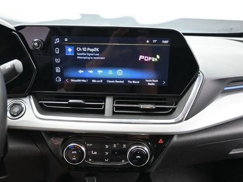 Used 2025 Chevrolet Trax LT w/ LT Convenience Package FWD image 23