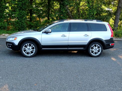 Used 2016 Volvo XC70 T5 Premier w/ Proximity Package image 2