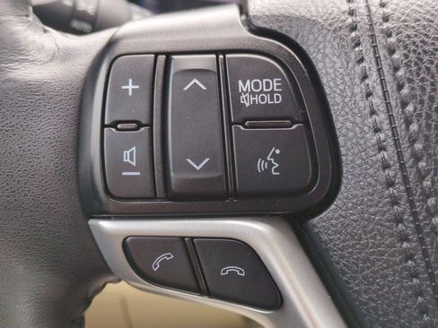 Used 2019 Toyota Highlander Limited Platinum FWD image 18