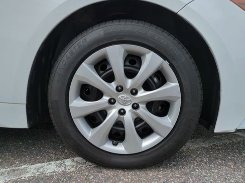 Used 2021 Toyota Corolla LE FWD image 11