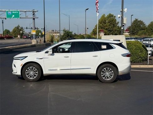 Used 2024 Buick Enclave Premium image 2