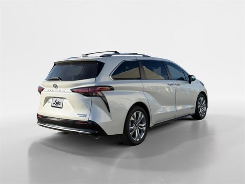 Used 2021 Toyota Sienna Platinum image 4