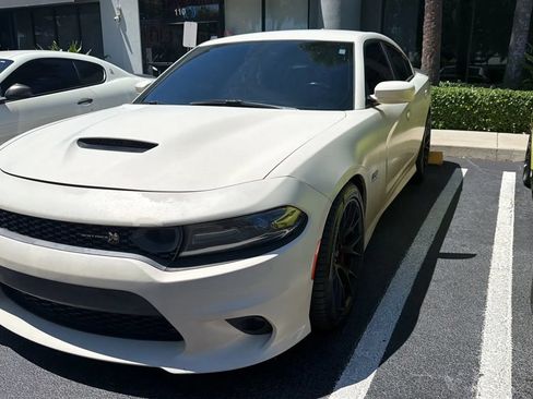 Used 2019 Dodge Charger Scat Pack w/ Dynamics Package RWD image 3