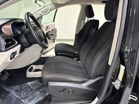 Used 2020 Chrysler Voyager LX FWD image 14