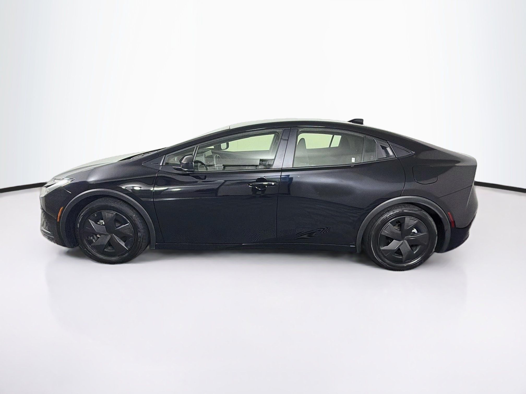 Used 2025 Toyota Prius LE FWD image 4