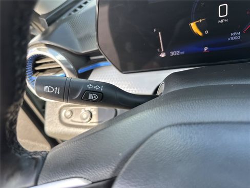 Used 2025 Chevrolet Trax LT w/ LT Convenience Package FWD image 22