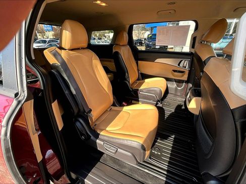 Used 2023 Kia Carnival LX image 28
