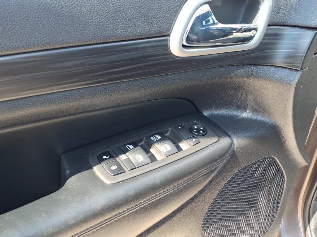 Used 2021 Jeep Grand Cherokee Laredo AWD/4WD image 12