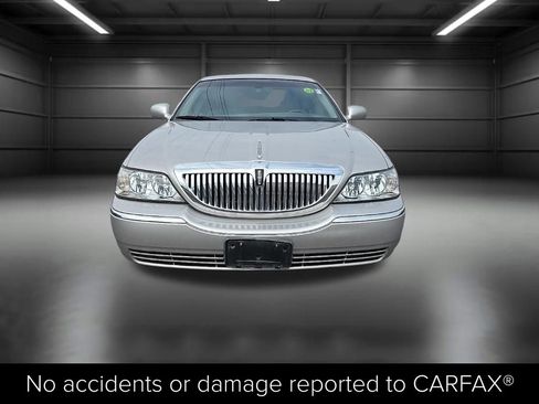 Used 2010 Lincoln Town Car Signature Limited image 3
