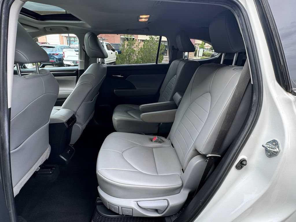 Used 2020 Toyota Highlander XLE AWD/4WD image 31