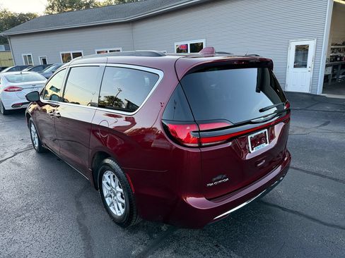 Used 2022 Chrysler Pacifica Touring-L FWD image 3