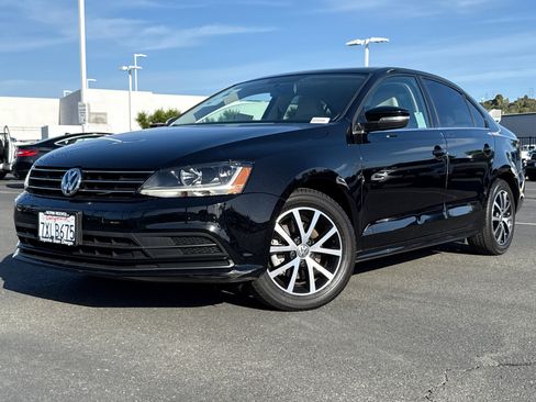 Used 2017 Volkswagen Jetta SE FWD image 2