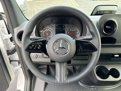 Used 2025 Mercedes-Benz Sprinter 2500 image 21