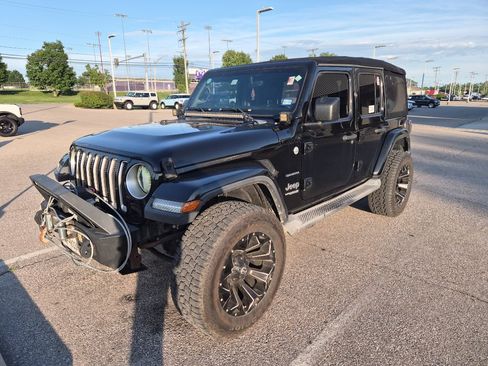 Used 2018 Jeep Wrangler Unlimited Sahara AWD/4WD image 2