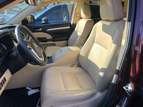 Used 2018 Toyota Highlander SE image 13