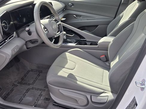 Certified 2025 Hyundai Elantra SEL FWD image 10