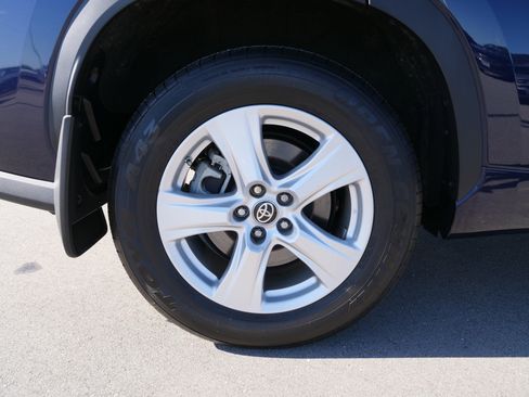 Used 2022 Toyota Highlander L image 11