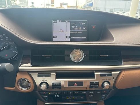 Used 2016 Lexus ES 350 w/ Luxury Package w/Wood Trim FWD image 17