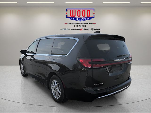 Used 2023 Chrysler Pacifica Touring-L FWD image 5