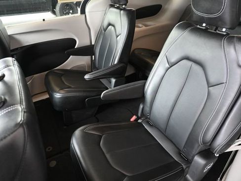 Used 2024 Chrysler Pacifica Touring-L image 23