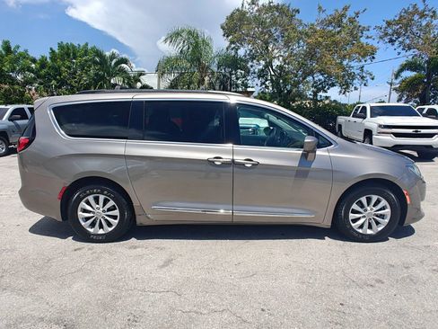Used 2017 Chrysler Pacifica Touring-L FWD image 9